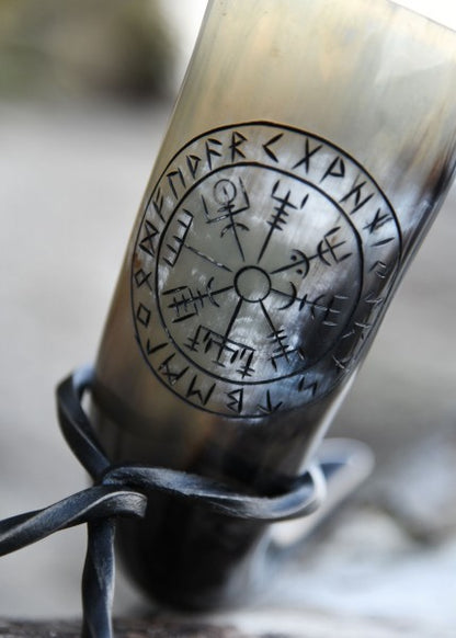 Trinkhorn mit Ständer - Vegvísir