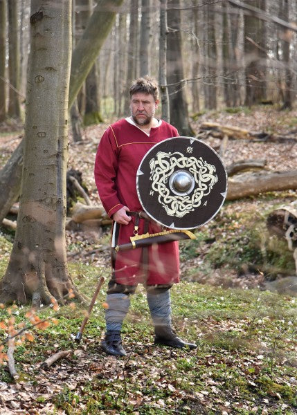 Angelsächsischer Schild mit Schlangenmotiv und Runen, 61 cm
