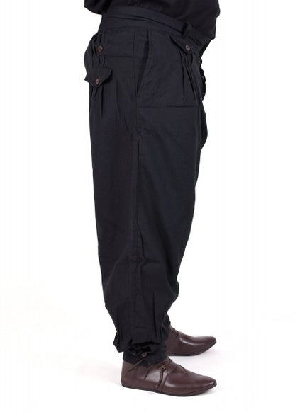 Faltenhose mit geknöpftem Bund, schwarz